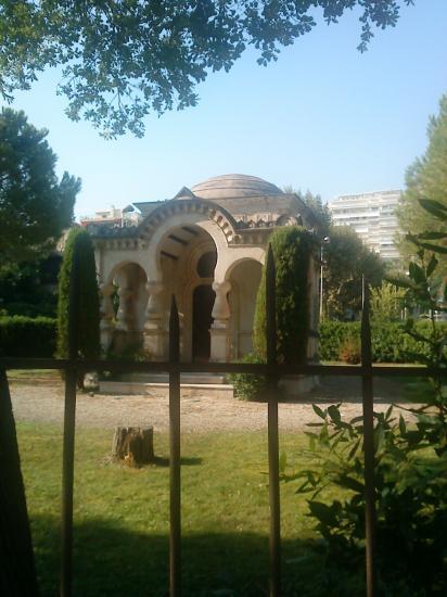 Un tombeau
