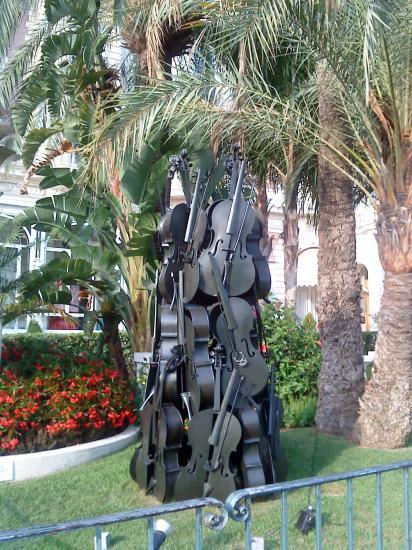 Des instruments de musique dans le jardin